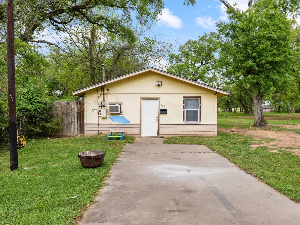 496 James Street Clute, TX 77531
