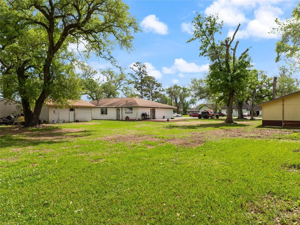 496 James Street Clute, TX 77531