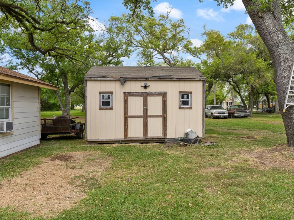 496 James Street Clute, TX 77531