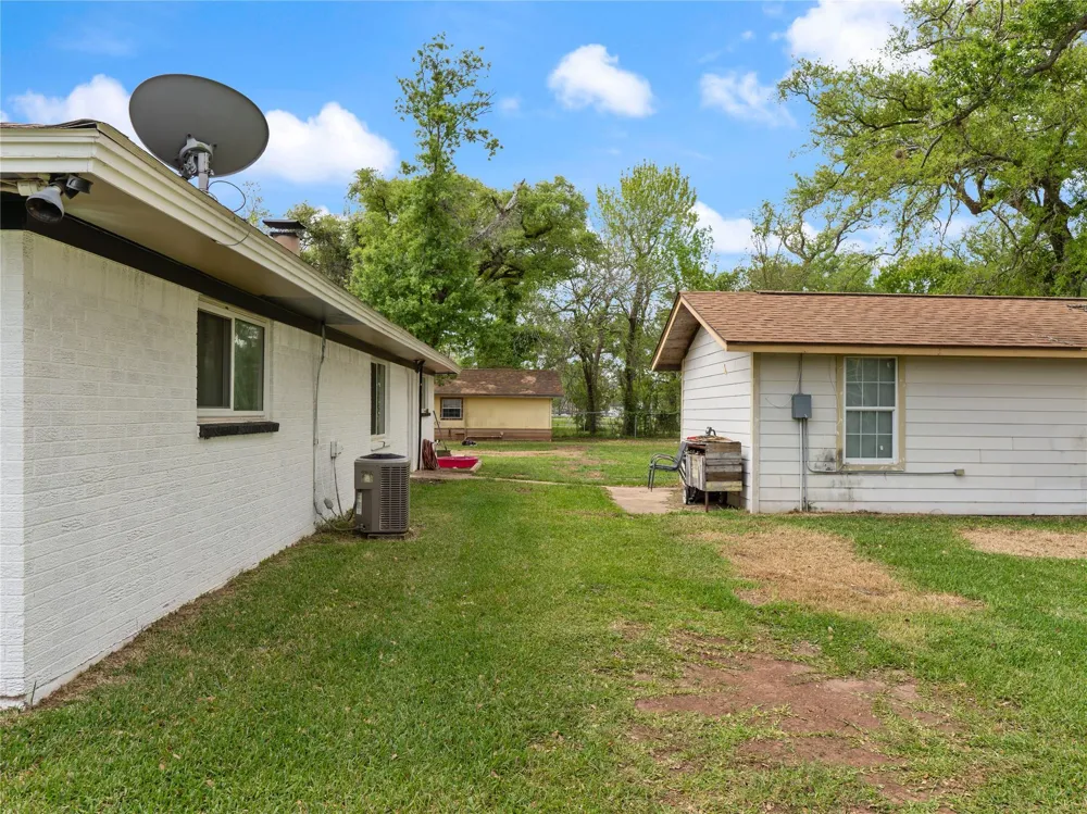 496 James Street Clute, TX 77531