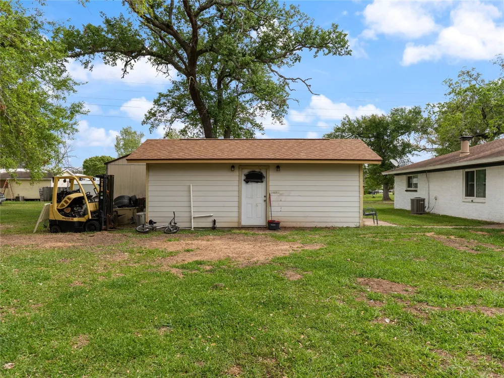 496 James Street Clute, TX 77531