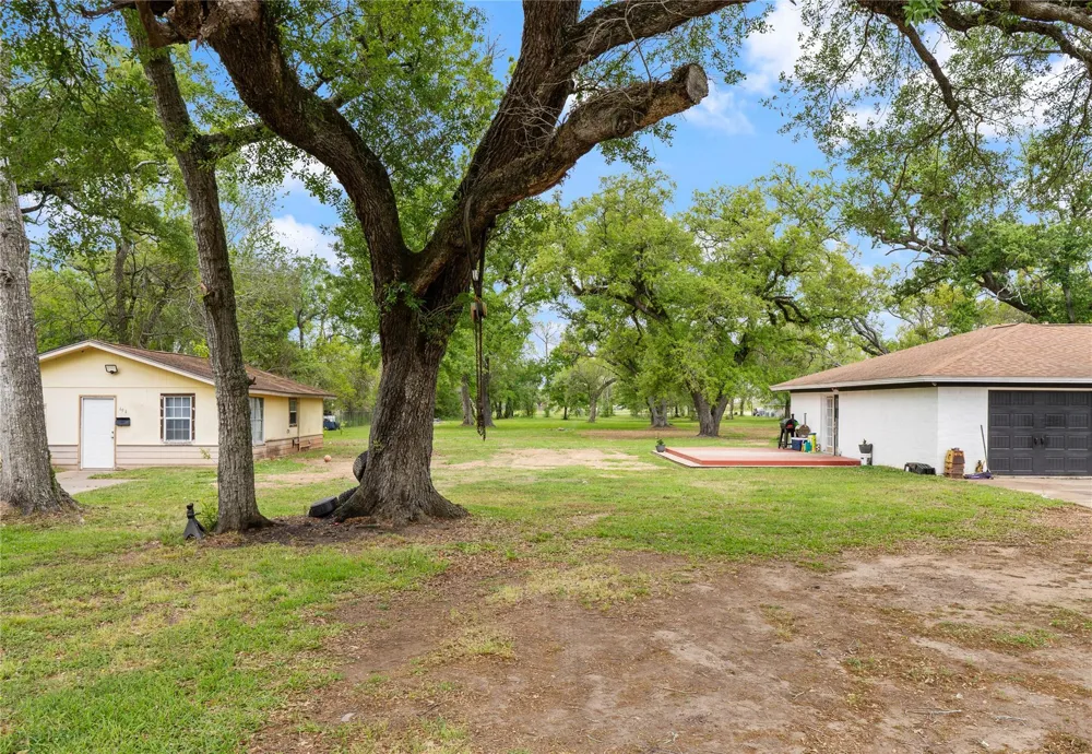 496 James Street Clute, TX 77531