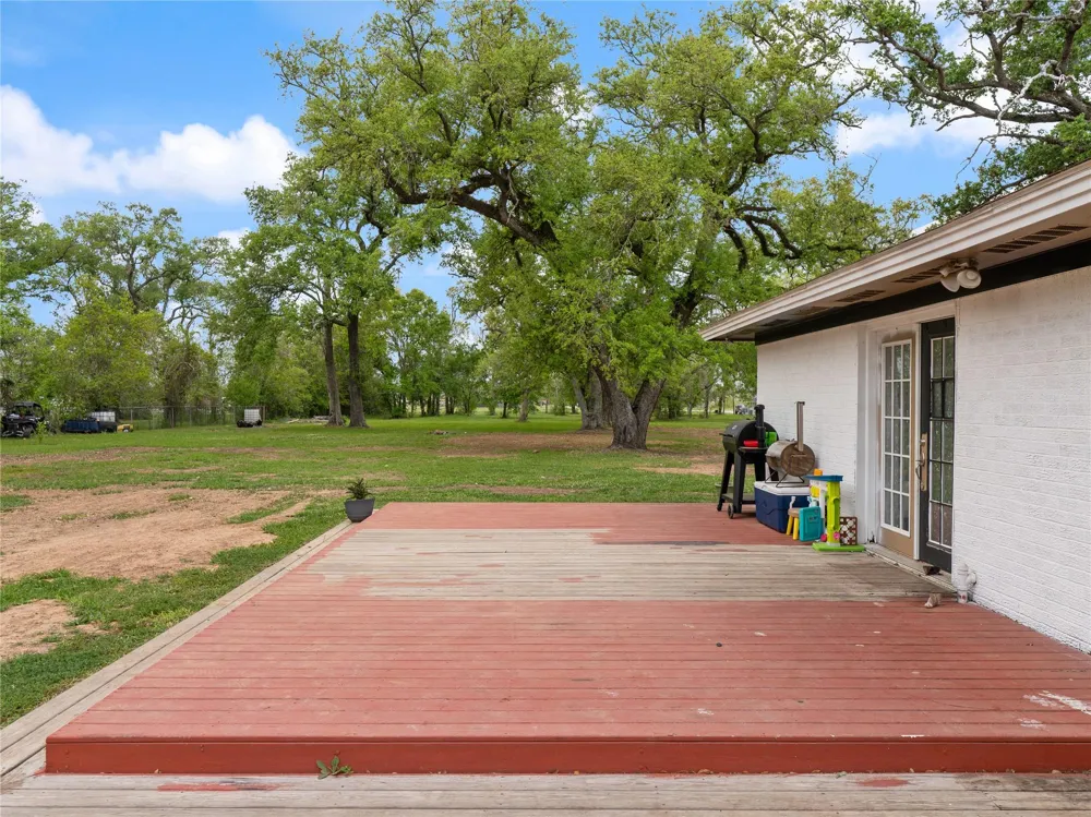 496 James Street Clute, TX 77531