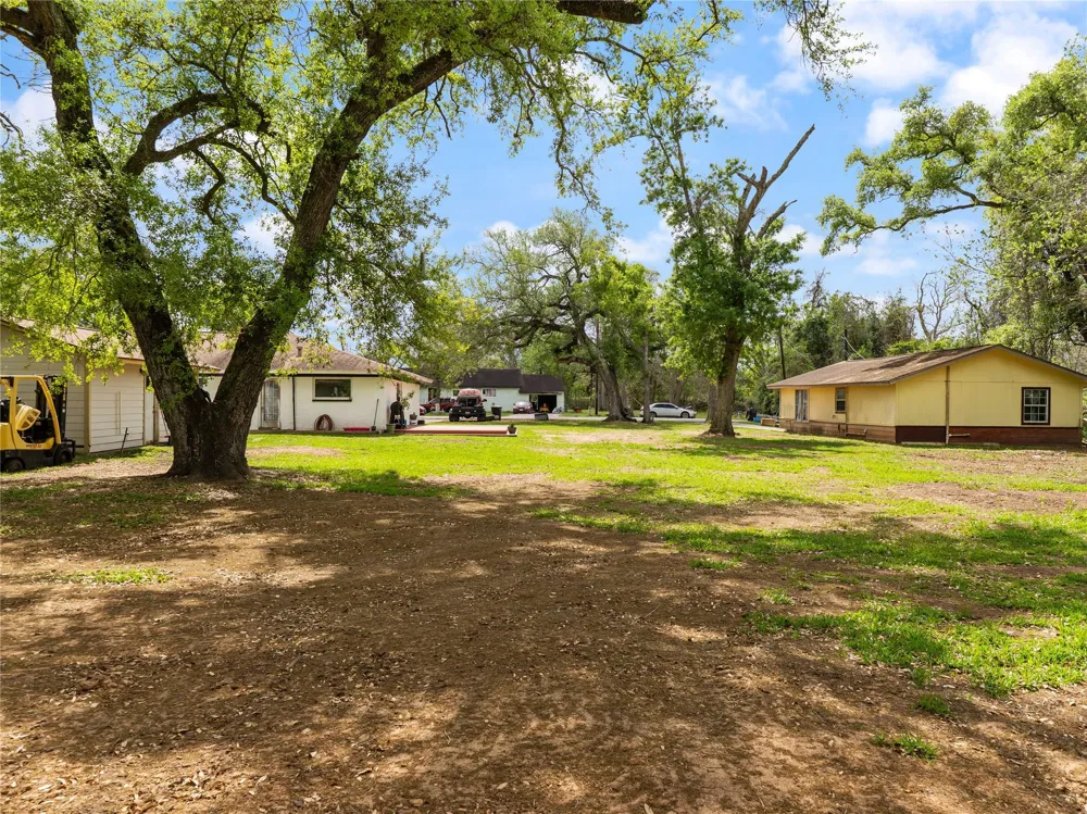 496 James Street Clute, TX 77531
