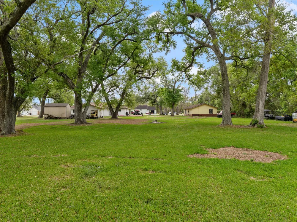 496 James Street Clute, TX 77531