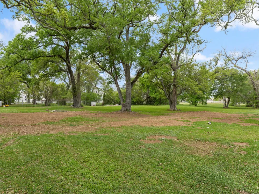 496 James Street Clute, TX 77531