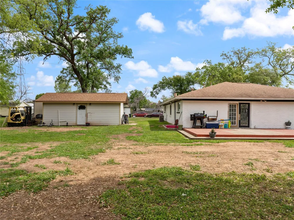 496 James Street Clute, TX 77531