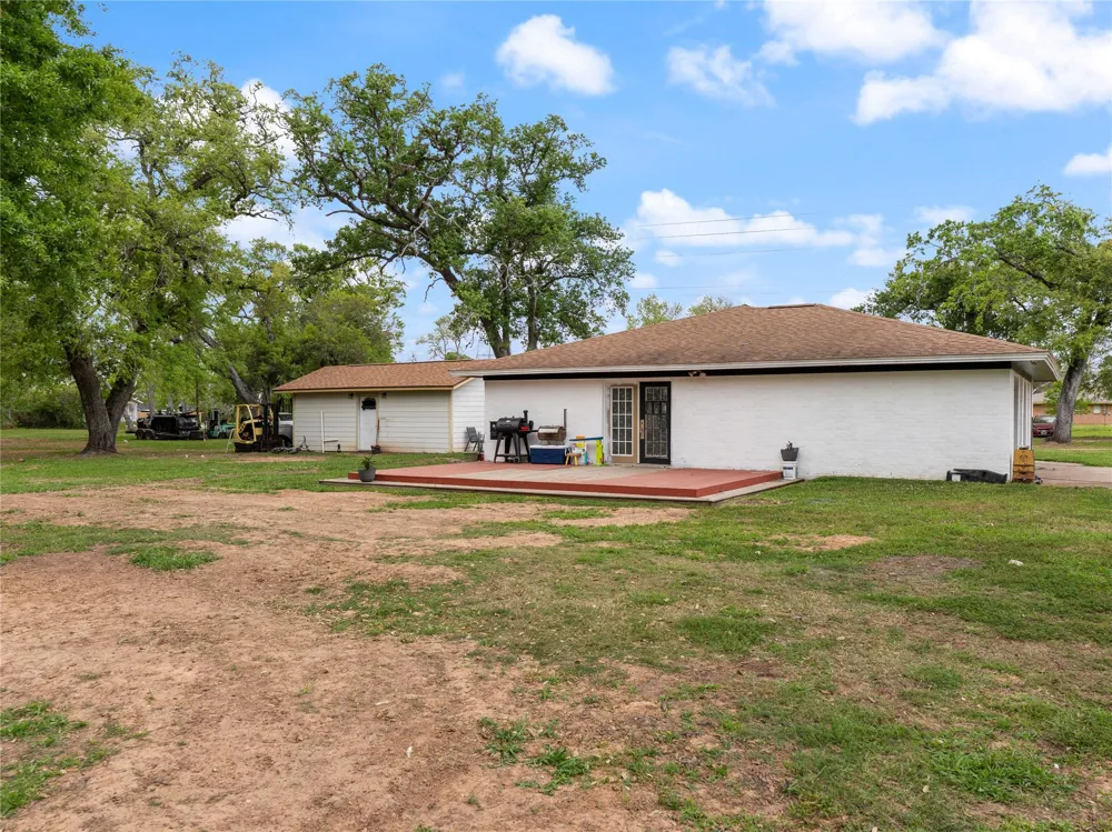 496 James Street Clute, TX 77531