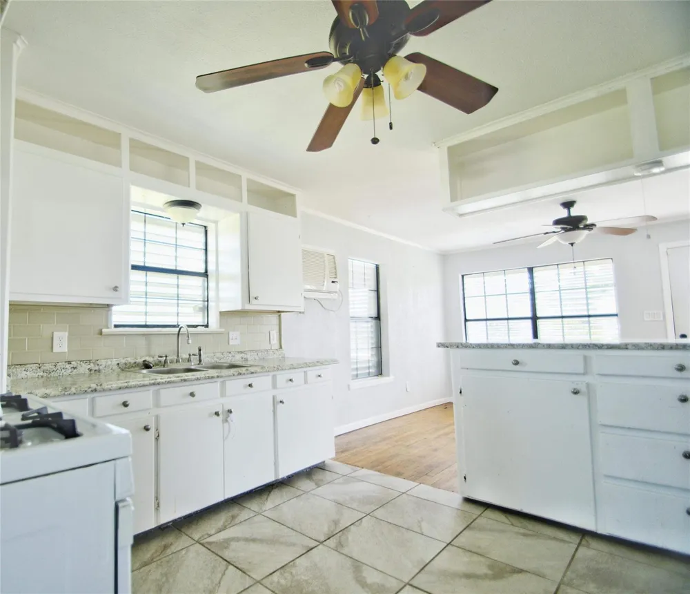 436 9th Street San Leon, TX 77539