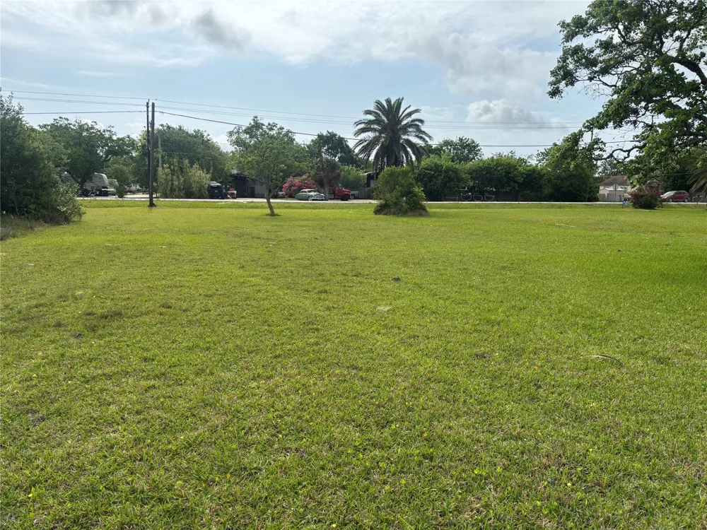 436 9th Street San Leon, TX 77539