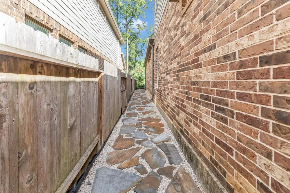 1015 Ginger Glade Lane Pinehurst, TX 77362