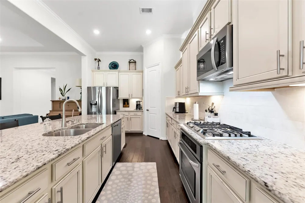1015 Ginger Glade Lane Pinehurst, TX 77362