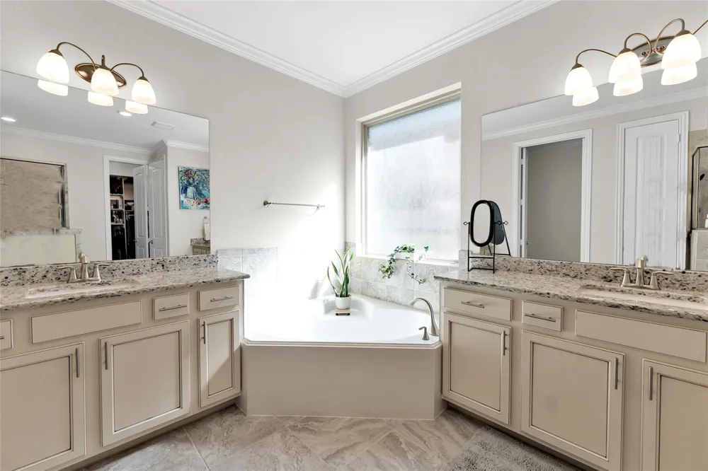 1015 Ginger Glade Lane Pinehurst, TX 77362