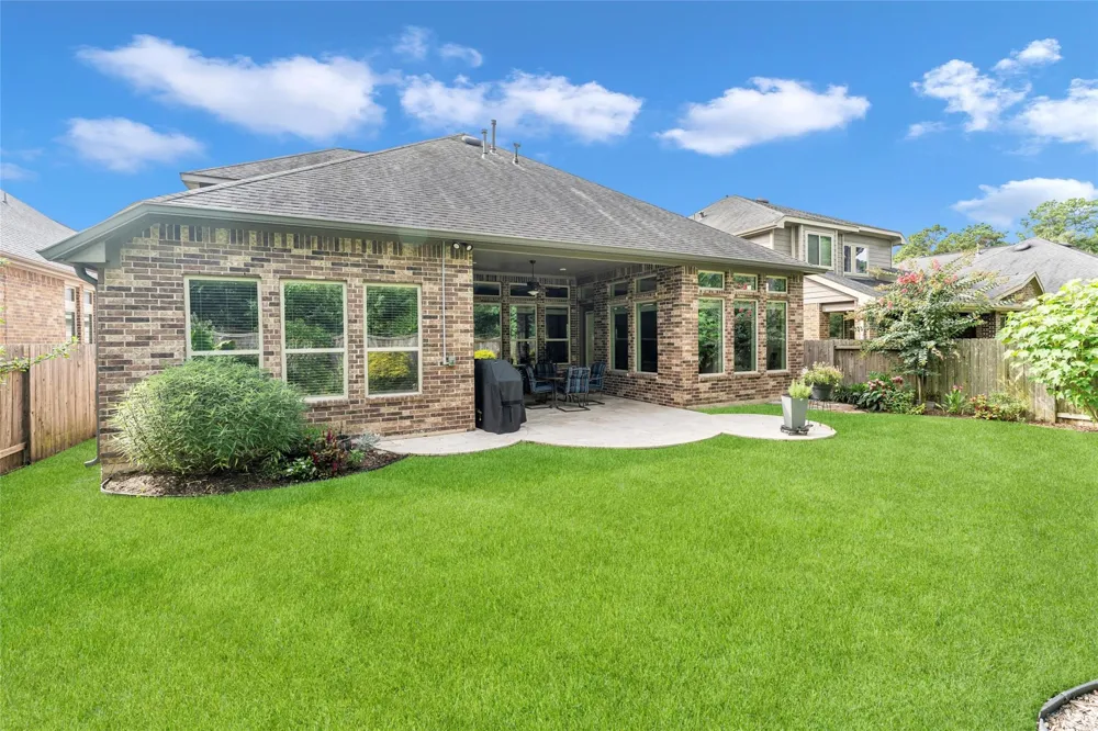 1015 Ginger Glade Lane Pinehurst, TX 77362