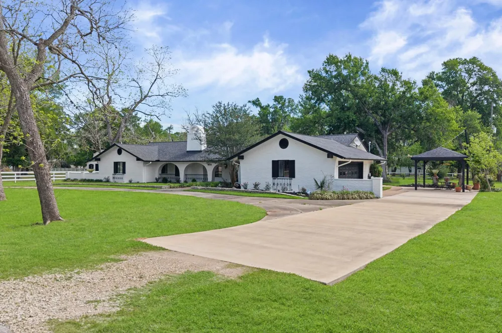 822 Surrey Lane Simonton, TX 77485