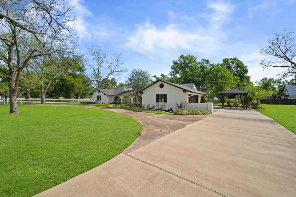 822 Surrey Lane Simonton, TX 77485