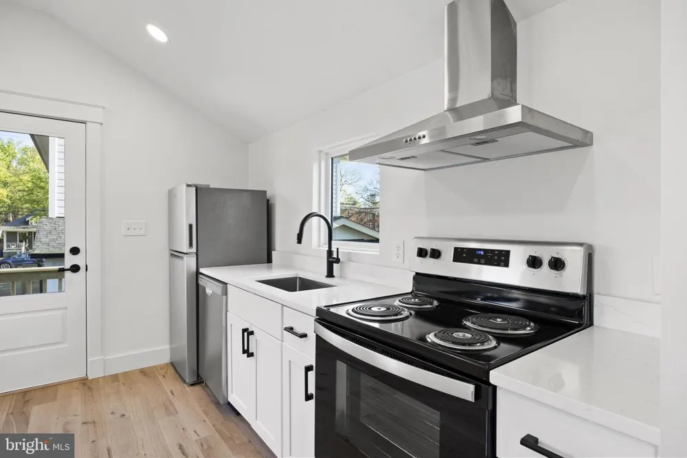 14 E MONROE AVENUE Alexandria, VA 22301