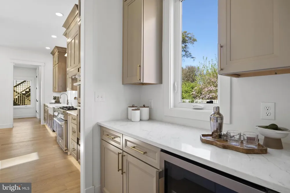 14 E MONROE AVENUE Alexandria, VA 22301