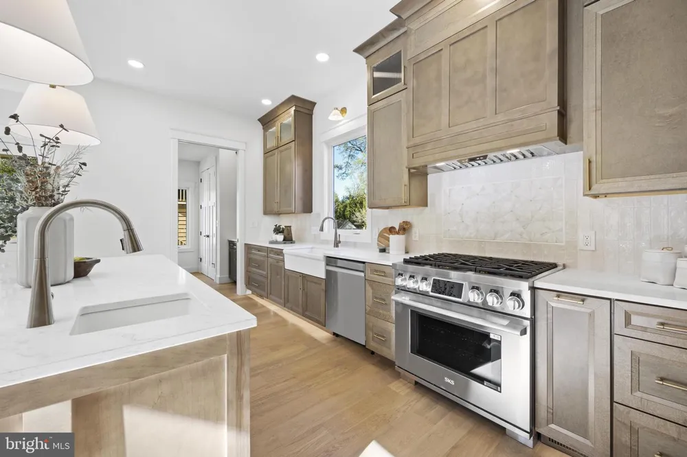 14 E MONROE AVENUE Alexandria, VA 22301