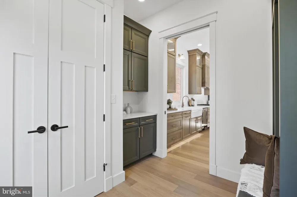 14 E MONROE AVENUE Alexandria, VA 22301