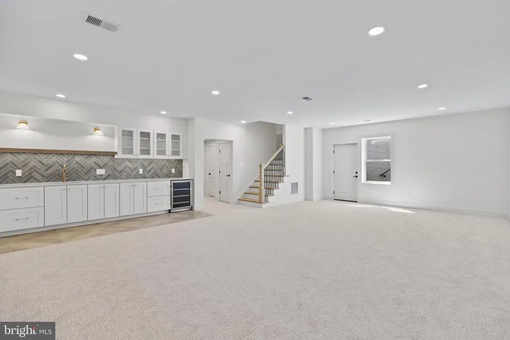 14 E MONROE AVENUE Alexandria, VA 22301