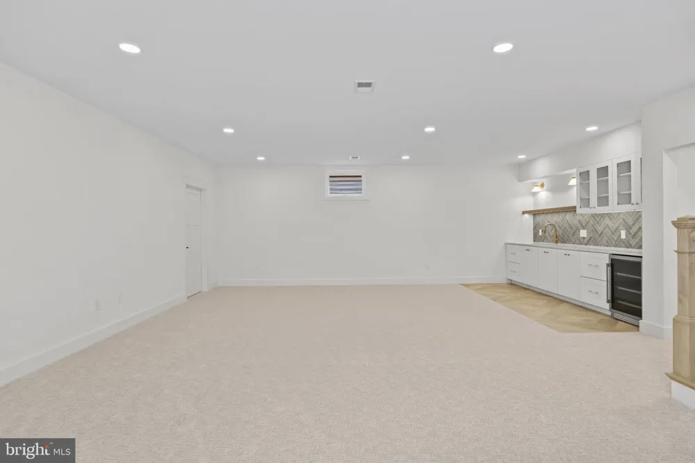 14 E MONROE AVENUE Alexandria, VA 22301