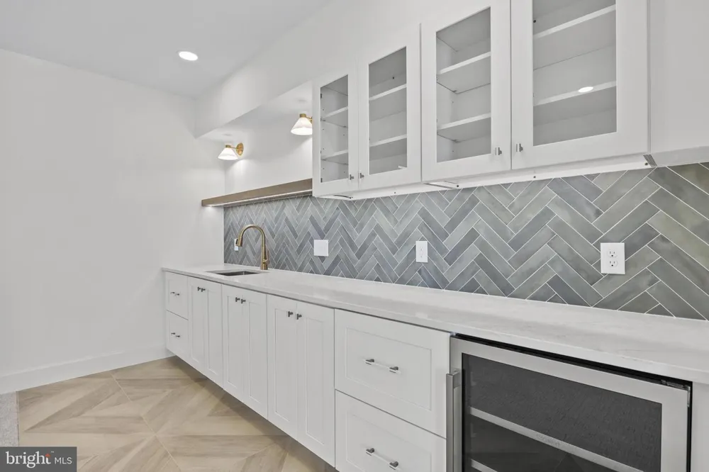 14 E MONROE AVENUE Alexandria, VA 22301
