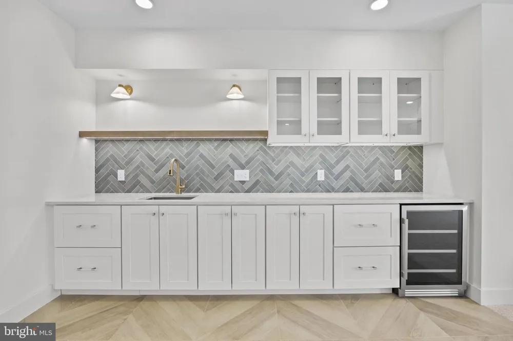 14 E MONROE AVENUE Alexandria, VA 22301