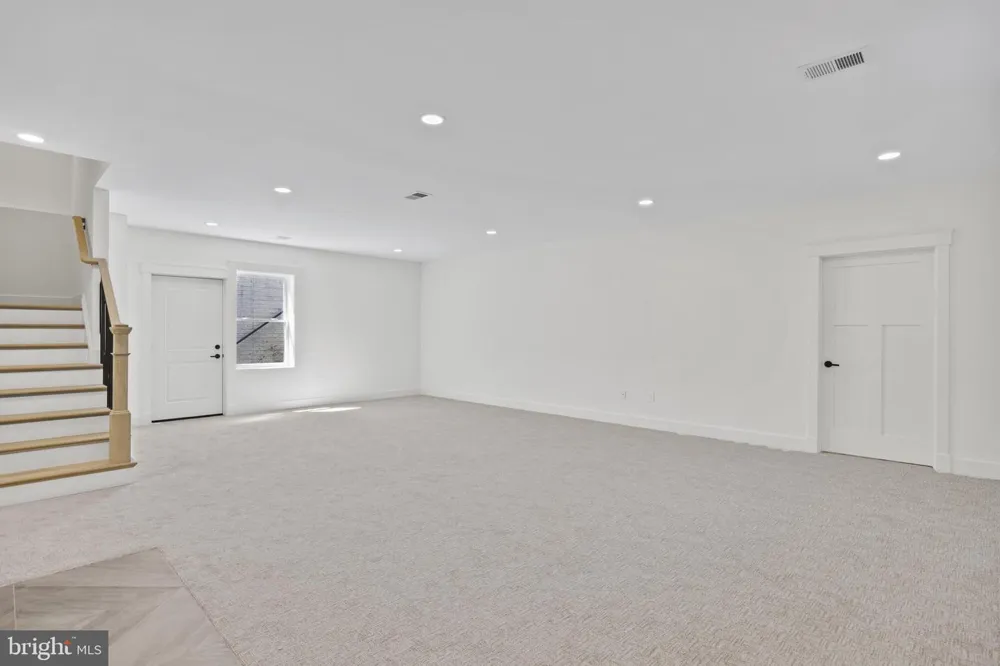 14 E MONROE AVENUE Alexandria, VA 22301