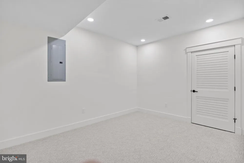 14 E MONROE AVENUE Alexandria, VA 22301