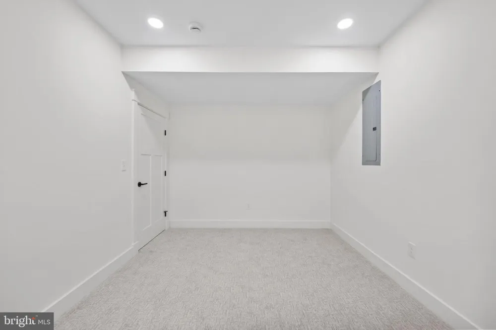 14 E MONROE AVENUE Alexandria, VA 22301