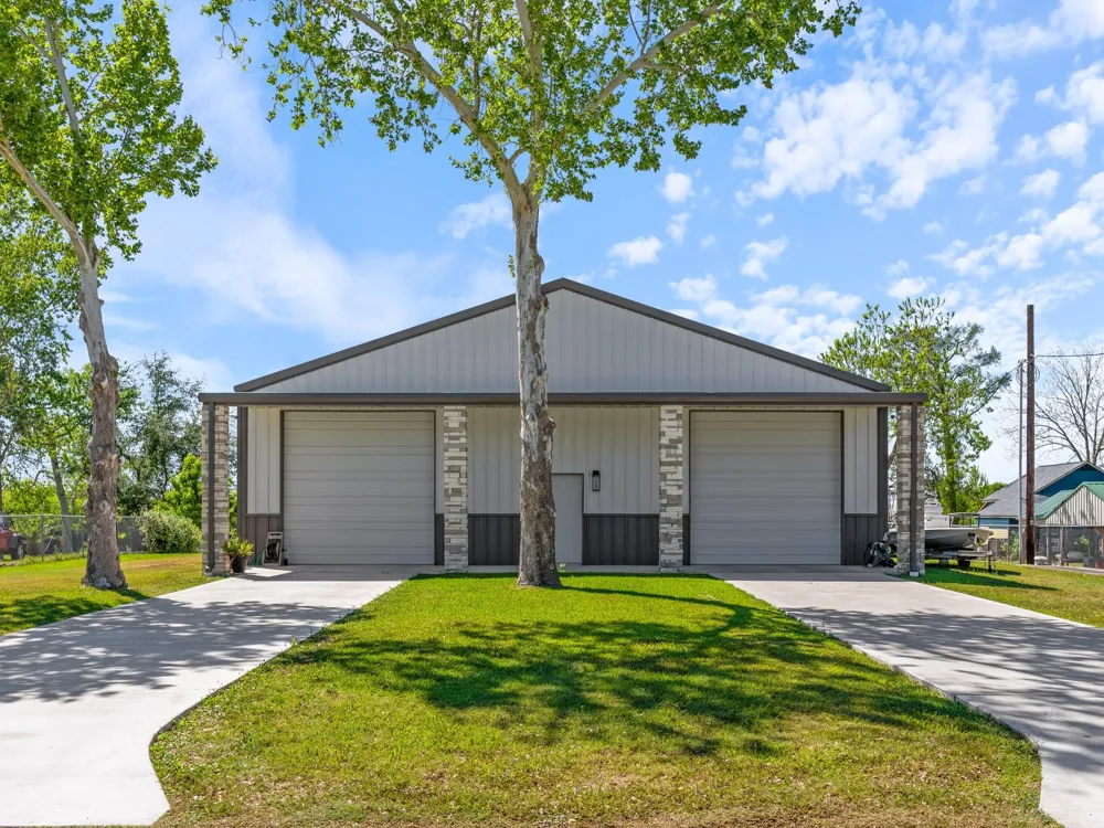 174 County Road 243 Bay City, TX 77414