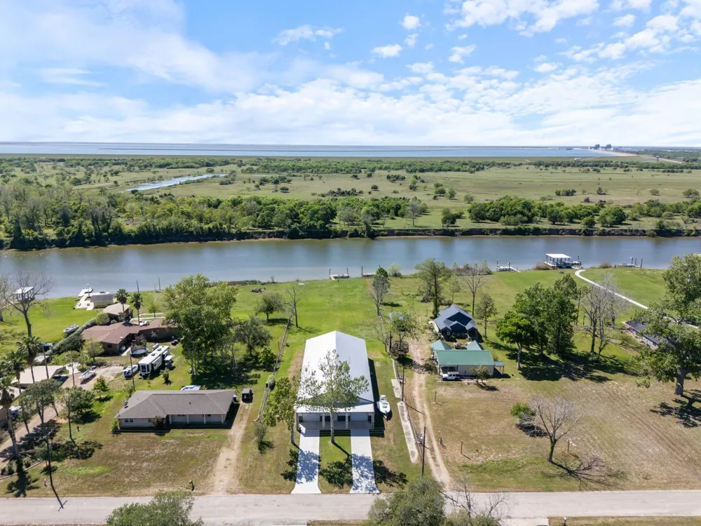 174 County Road 243 Bay City, TX 77414