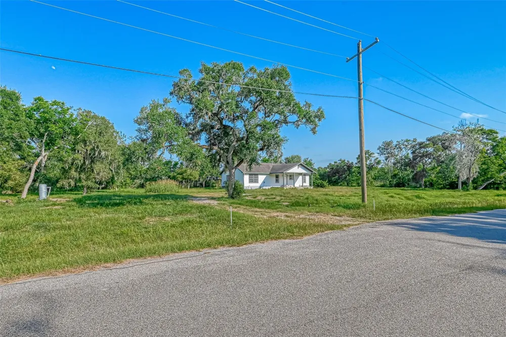 106 County Road 416 Brazoria, TX 77422