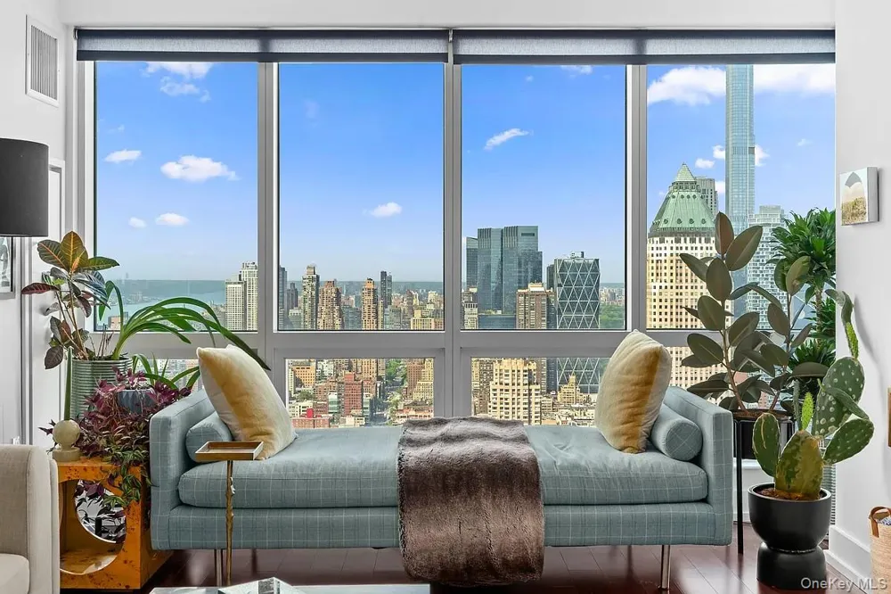 350 West 42nd Street #57C New York (Manhattan), NY 10036