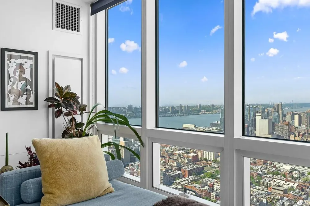 350 West 42nd Street #57C New York (Manhattan), NY 10036