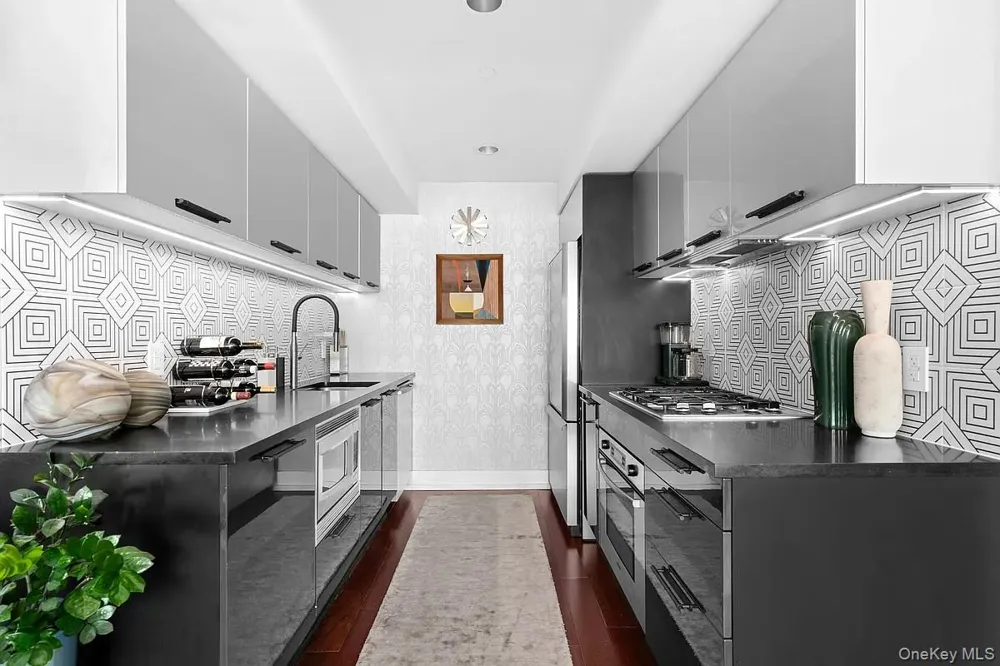 350 West 42nd Street #57C New York (Manhattan), NY 10036
