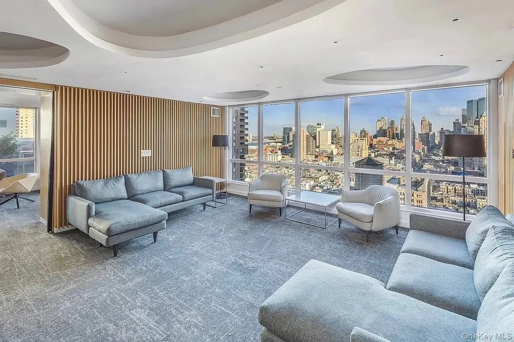 350 West 42nd Street #57C New York (Manhattan), NY 10036