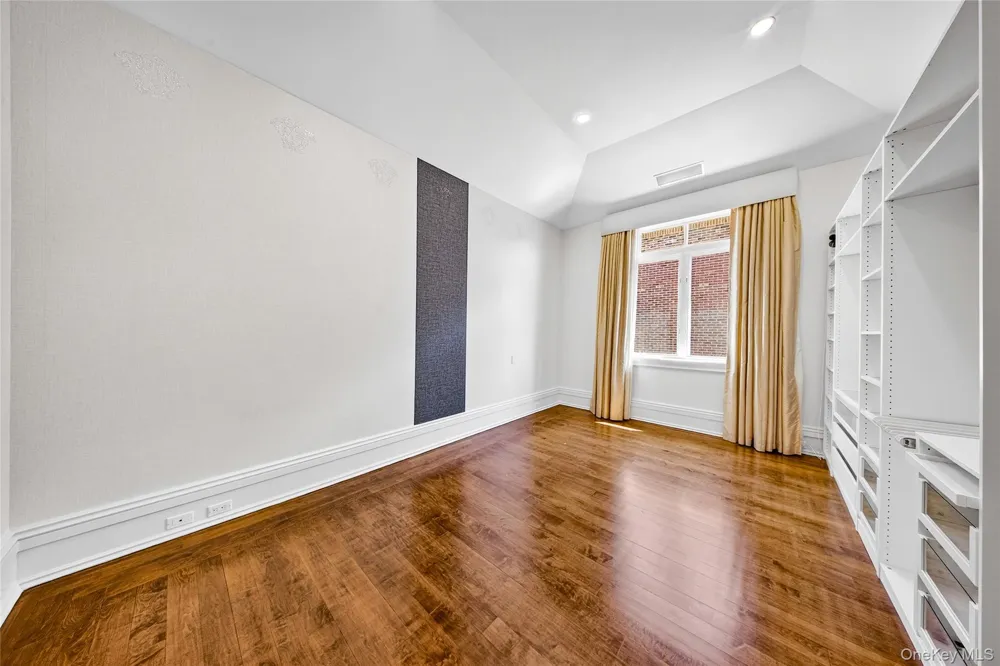17 North Drive Malba, NY 11357