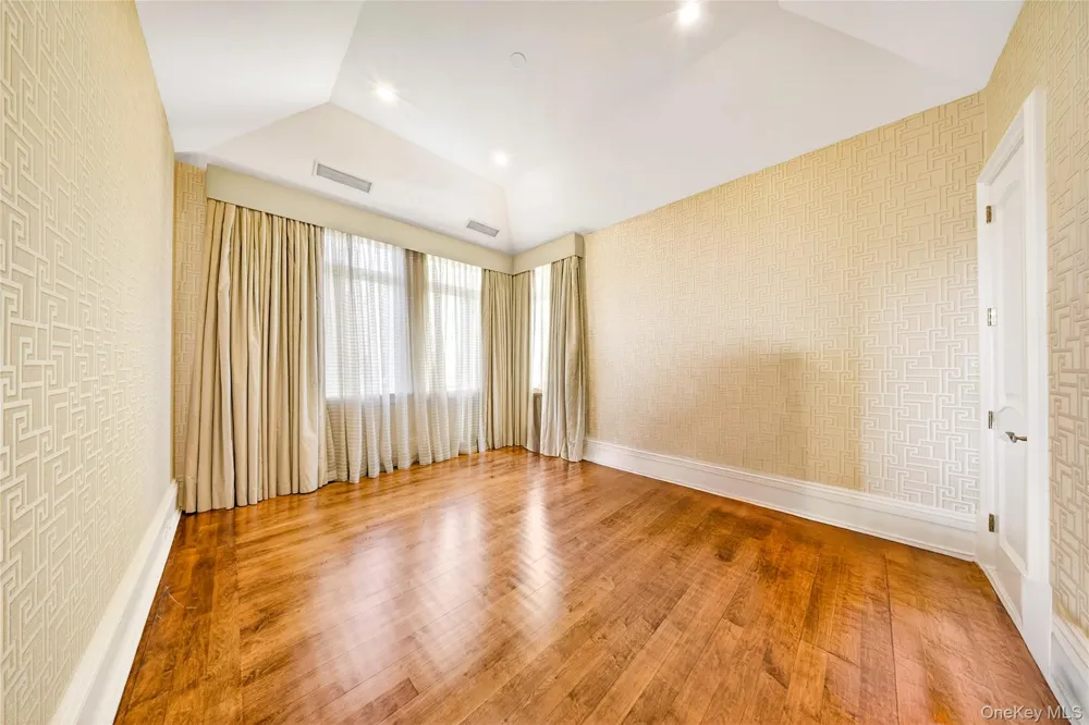17 North Drive Malba, NY 11357
