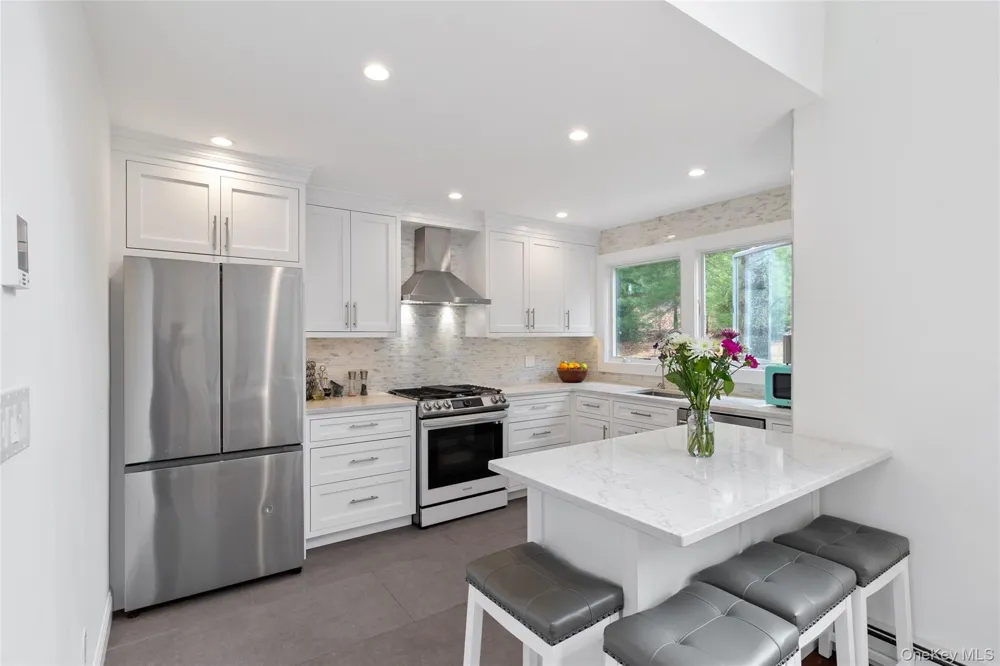 27 Ely Brook Road East Hampton, NY 11937