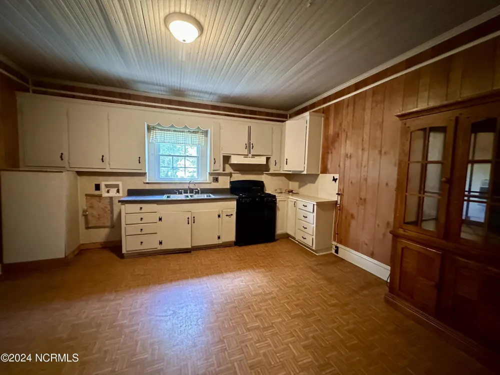 114 Rhodes Avenue Windsor, NC 27983