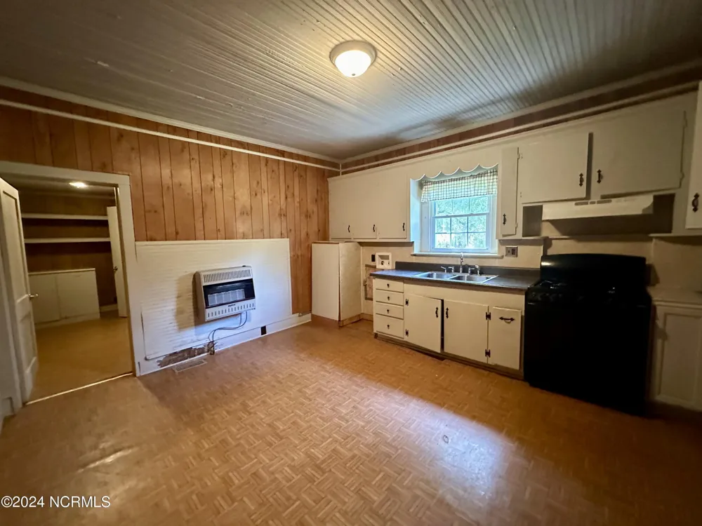 114 Rhodes Avenue Windsor, NC 27983