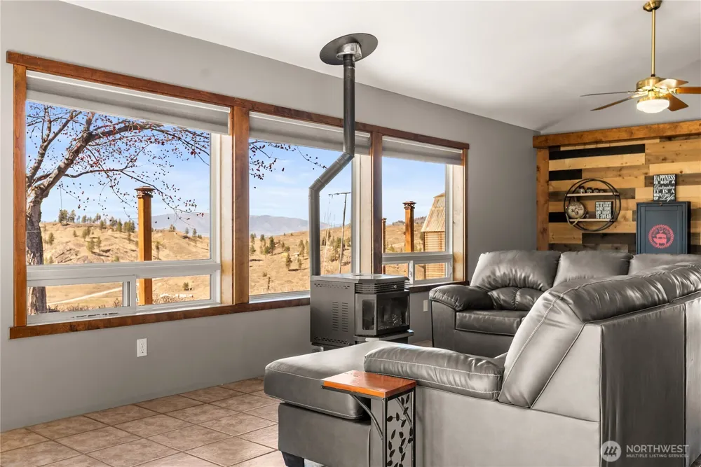 30 Tamarack Trail Oroville, WA 98844