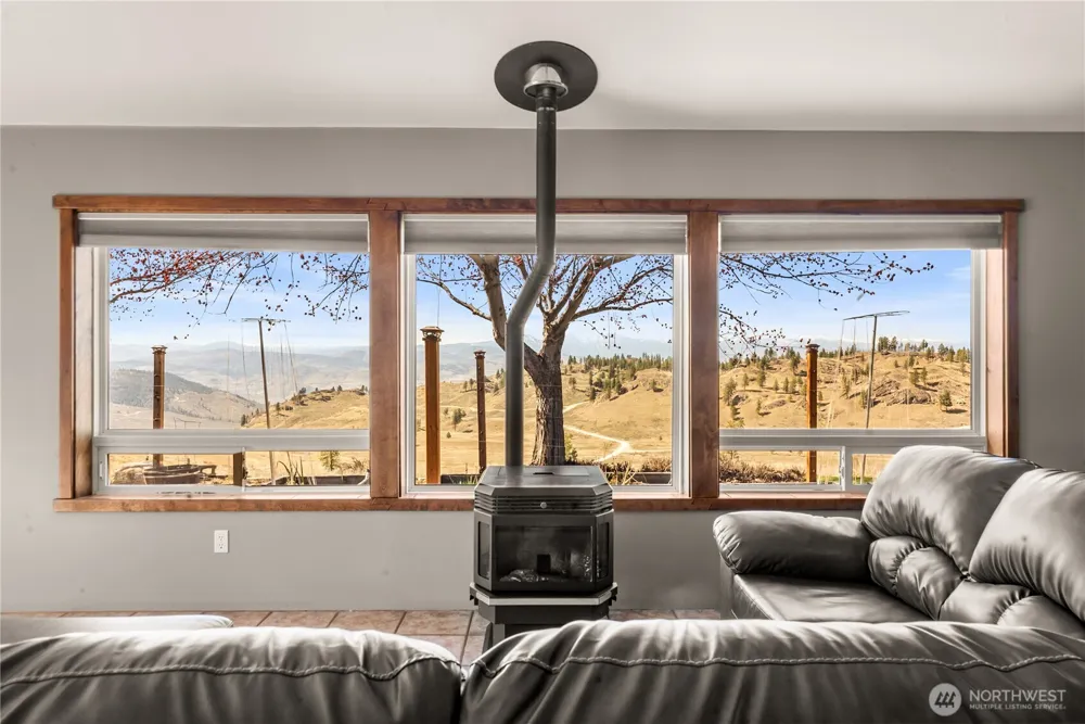 30 Tamarack Trail Oroville, WA 98844