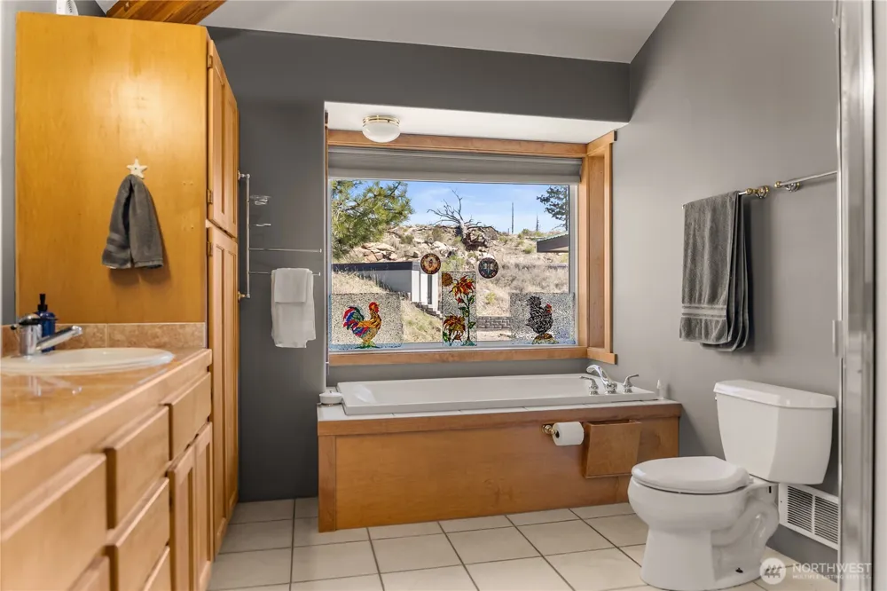 30 Tamarack Trail Oroville, WA 98844