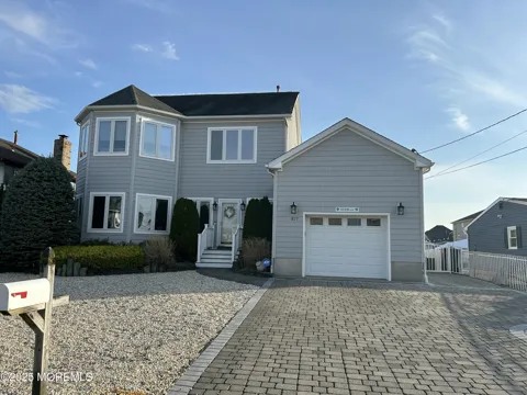 1877 Compass Court