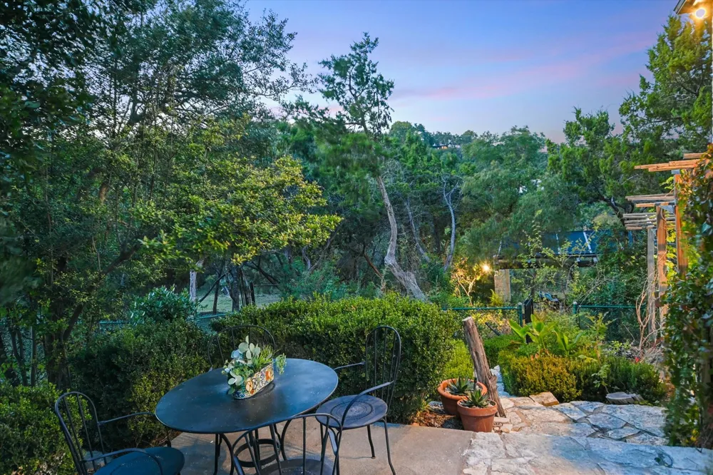 698 Windsong Trail West Lake Hills, TX 78746