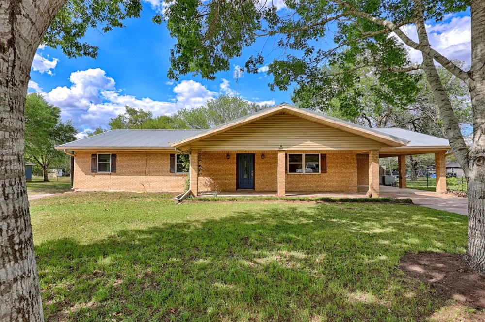 705 S La Grange Street Flatonia, TX 78941
