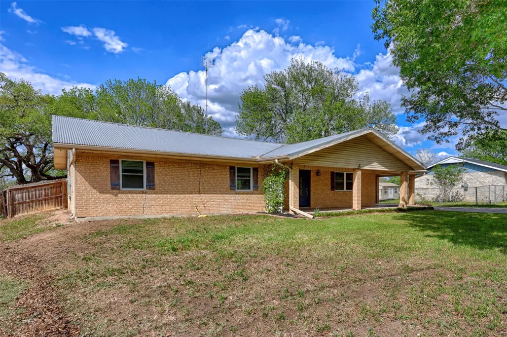 705 S La Grange Street Flatonia, TX 78941